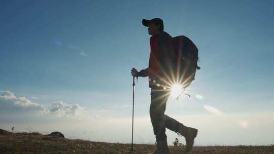 男人重装徒步登山运动