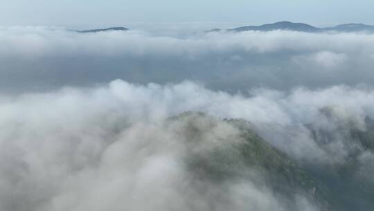 云雾缭绕山峦间