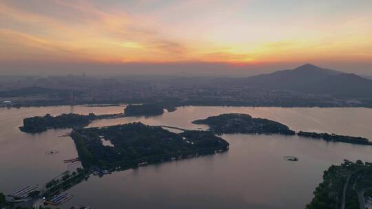 航拍南京玄武湖市区日出