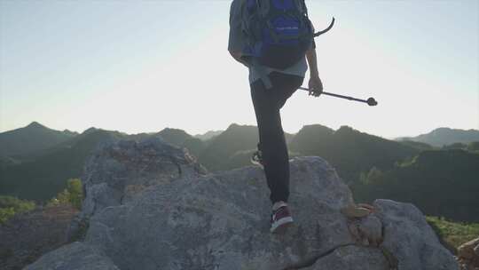 攀登山峰成功登顶逆光登山团队精神勇攀高峰