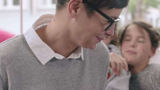 妈妈和她的孩子玩四弦琴