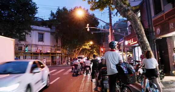 夜晚骑行在浦西马路上