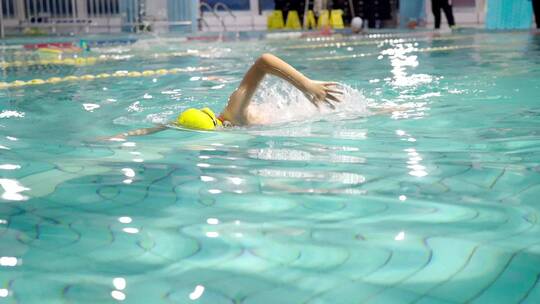 游泳池中练习游泳的中国女孩