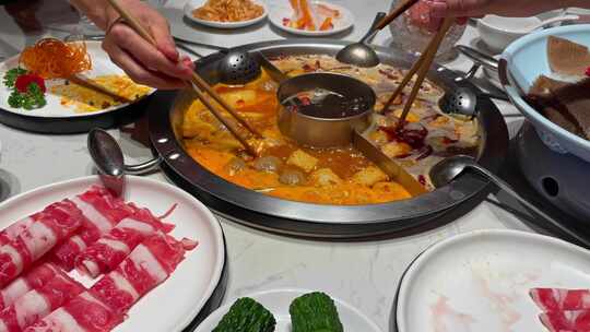 中餐重庆火锅沸腾的鸳鸯火锅朋友家庭聚餐