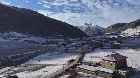 川西航拍雪后的上城子村雪景田园风光