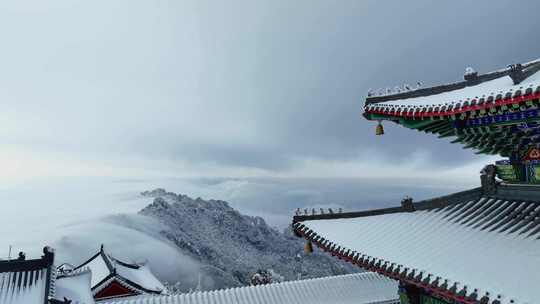 洛阳老君山金顶建筑屋檐雪后冰冻