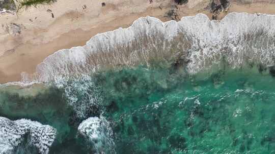 印度尼西亚巴厘岛空中俯拍绿松石大海和沙滩