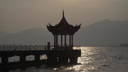 抚仙湖湖边夕阳亭子