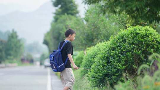 农村孩子放学路上