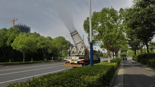 实拍杭州城市夏日高温下喷雾洒水车