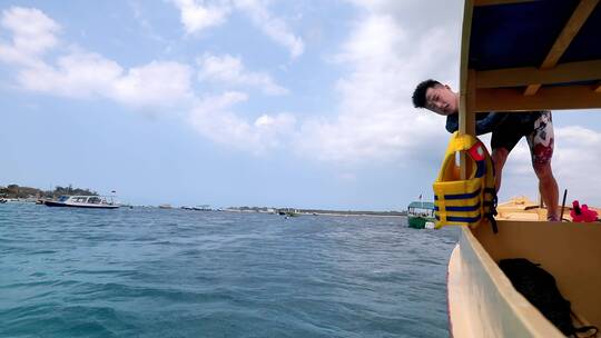 巴厘岛出海浮潜的游客