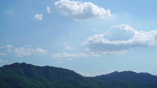 山上云朵延时天空蓝天白云山乡村大自然风景