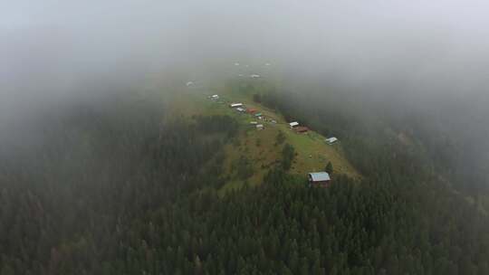 草原云雾中的森林山村房屋