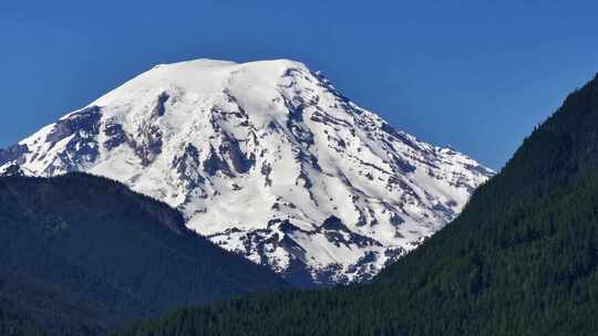 航拍高原绿色森林雪山唯美大自然风景