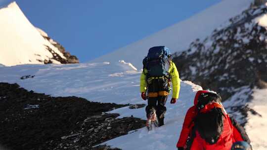 攀登四川岷山山脉主峰雪宝顶雪峰的登山队