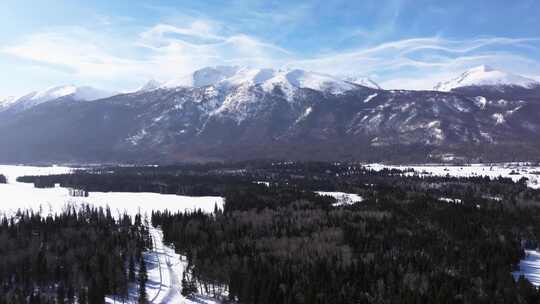 航拍新疆冬季喀纳斯河流晨雾雪山森林雪景