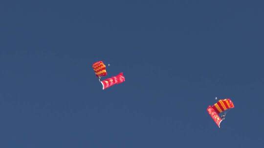 2025长春航展空军伞兵跳伞表演4倍慢镜