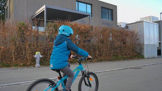 男孩在公路边骑山地车