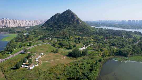 山东济南华山风景区湖面山峰风景