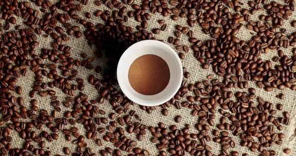 咖啡豆和一杯粉