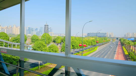 人行天桥上看城市街景视频素材模板下载