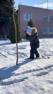 在雪地里玩耍的孩子