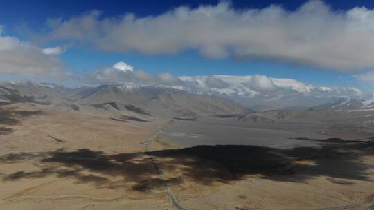 西藏喀什盘龙古道雪山湖泊风光