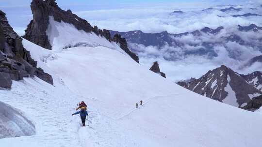 雪山上的一群登山者