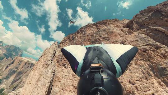 冒险者穿着翼服跳下山崖  视频素材模板下载
