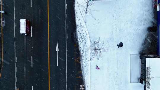 大雪中行人水墨丹青画意下视俯拍镜头