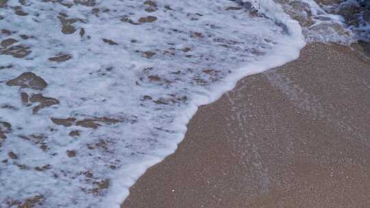 海浪海水拍打海边礁石堤坝