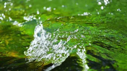 自然治愈系绿色流动的溪流溪水