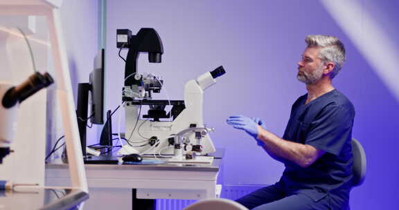 胚胎学家在实验室使用人工受精的卵子