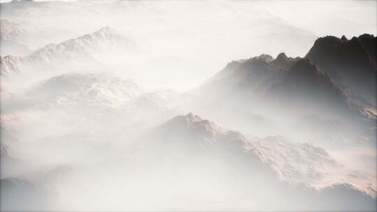远处的山脉和山谷上的漂浮一层薄薄的雾