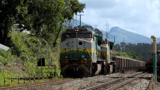 巴西火车拉铁矿石 运输