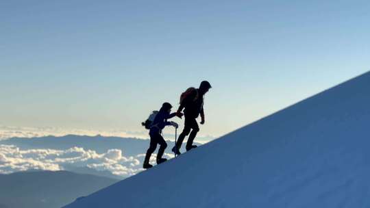 高清航拍哈巴雪山登顶