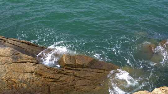 海浪拍打岩石海浪礁石大气海浪翻滚大海