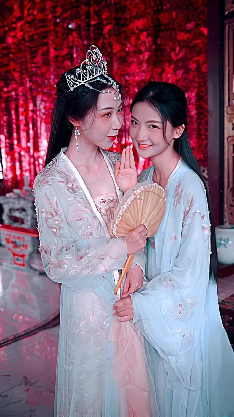 两位古装美女亲密互动