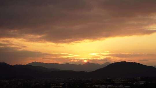 乡村黄昏日落延时夕阳晚霞山峰阳光山脉远山