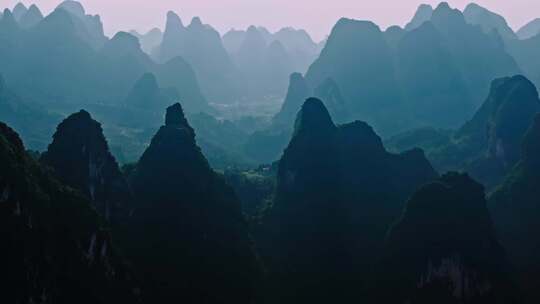 层层叠叠的山峰