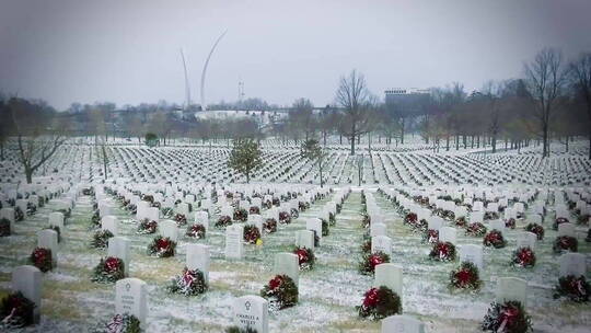 阿灵顿国家公墓的基督徒坟墓在冬天被授予圣诞花环