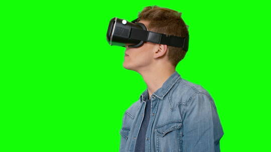 绿屏上佩戴虚拟现实耳机