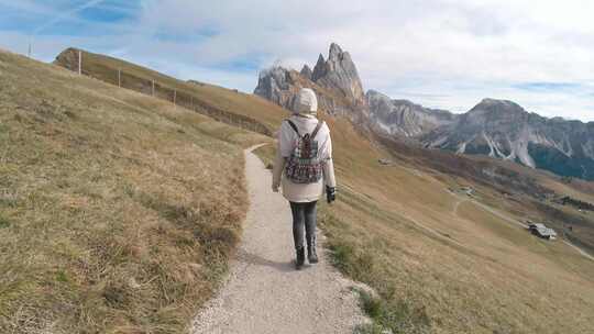 跟随我红发女人在塞塞达山徒步旅行到达意大