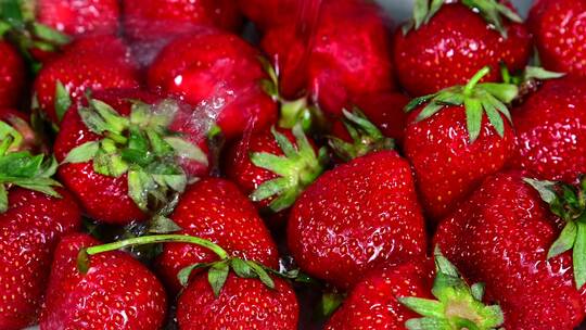 草莓草莓与水的碰撞新鲜草莓镜头