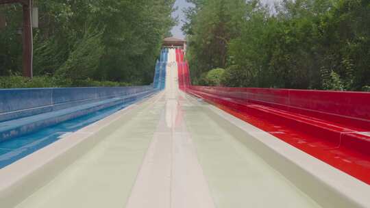 水上乐园游乐园游客玩水抓拍滑道视频素材模板下载