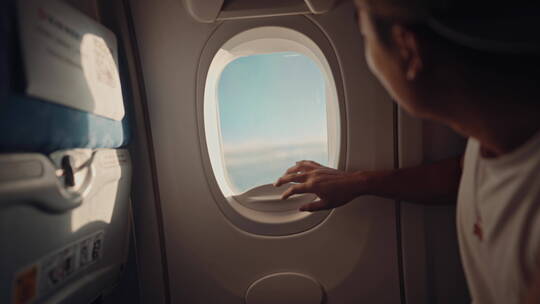 飞机内看向窗外风景