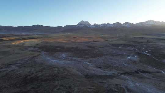 清晨的四川甘孜州塔公草原雅拉雪山航拍