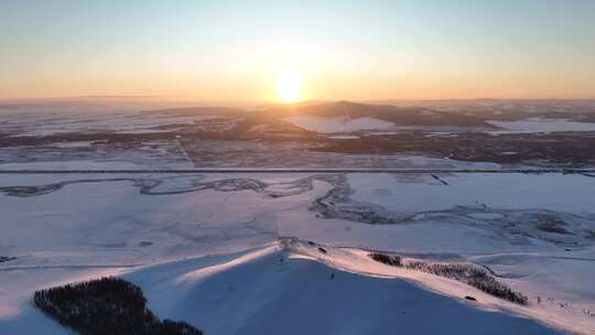 极寒的低山丘陵雪原灿烂夕阳