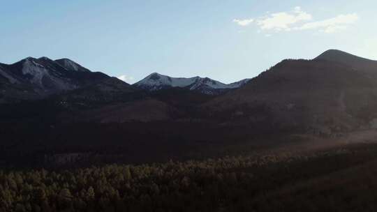 从无人机上看到的山脉风景