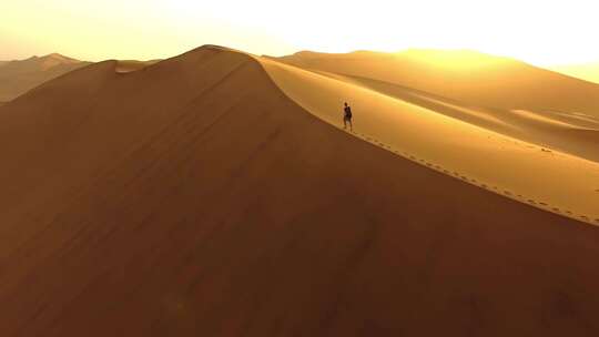 在沙漠中行走的人沙漠徒步背影沙漠风光荒漠